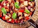 Рецепта Пилешки хапки с чери домати, гъби, лук и босилек